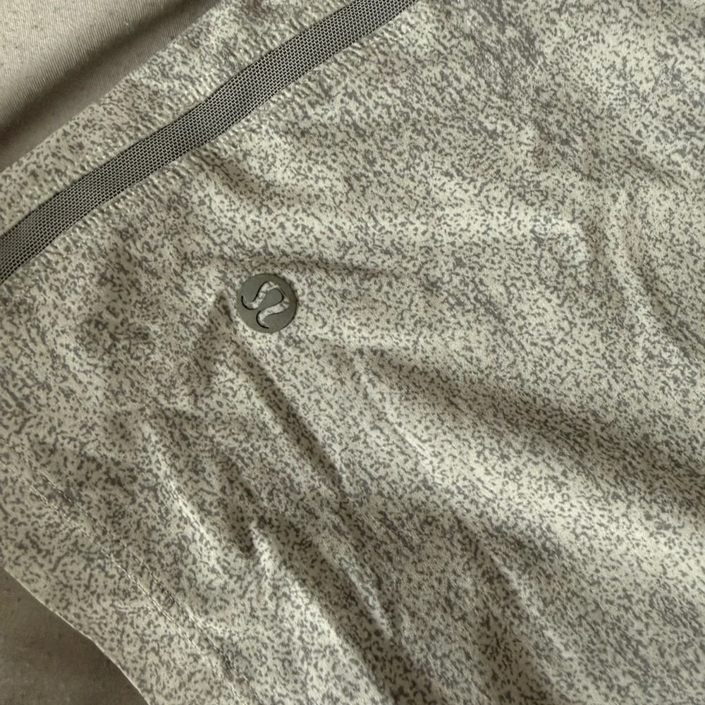 Men’s lululemon shorts - Picture 4 of 4